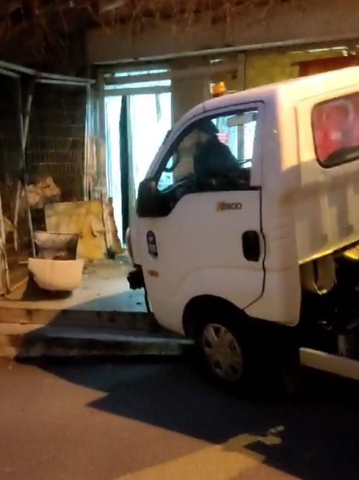 istanbul eyupsultanda cop kamyoneti duvara carpti 1 yarali 0 kLbmbj3c