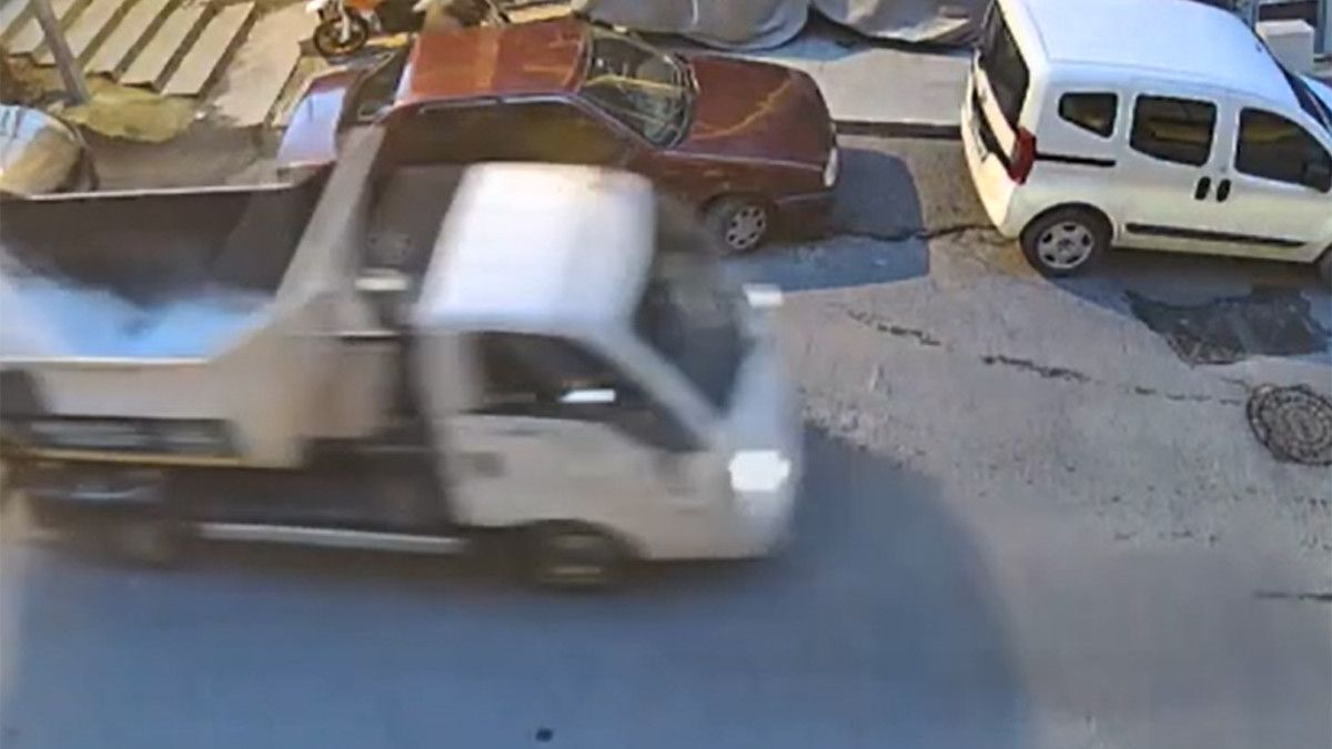 istanbul eyupsultanda cop kamyoneti duvara carpti 1 yarali 1