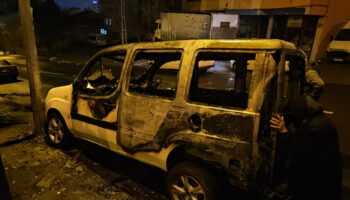 istanbul eyupsultanda park halinde yanan arac kullanilmaz hale geldi qNf894FT