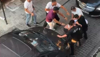 istanbul fatihte yol verme kavgasinda surucu darbedildi vAZ2wj1J