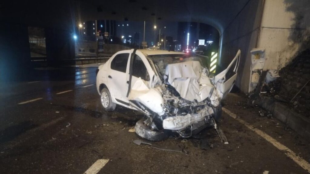 istanbul maltepede duvara carpan otomobilin surucusu agir yaralandi hpIUYNVX