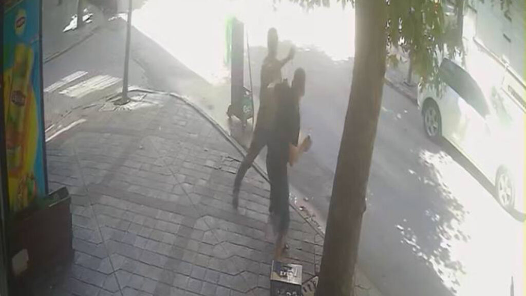 istanbul zeytinburnunda is yeri sahibine tornavidali saldiri kamerada kpV5ngB9