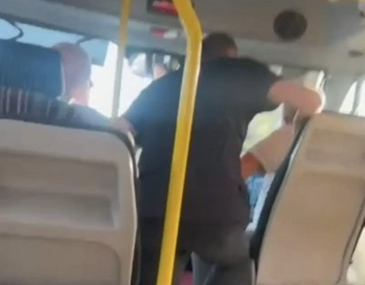 istanbulda 2 yolcu arasinda ayagima bastin kavgasi cikti 1 gRnT48js