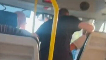 istanbulda 2 yolcu arasinda ayagima bastin kavgasi cikti 8q2upXdL