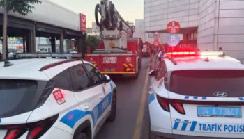 istanbulda alisveris merkezinde asma tavan coktu 1 yarali CFjWB23r