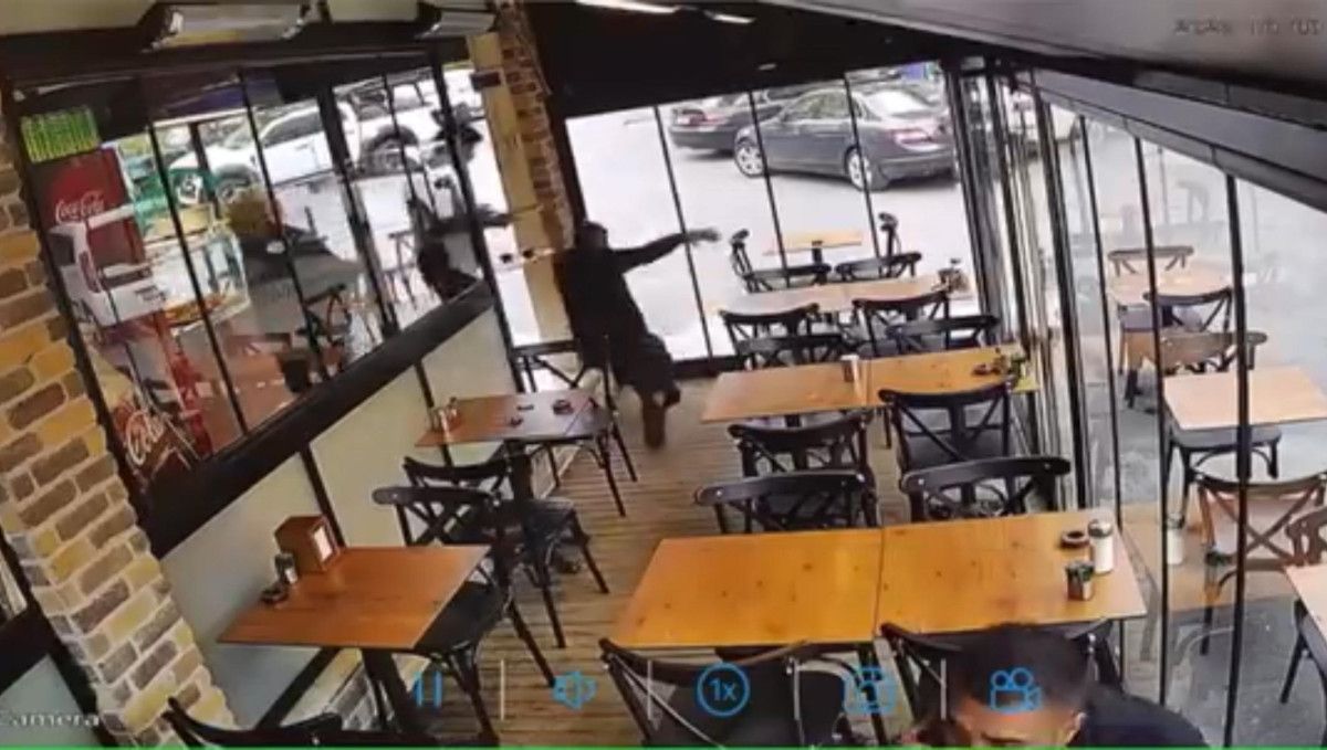 istanbulda cam kapiya carpip yaralananlar boyle goruntulendi 0 lSlrbdfk