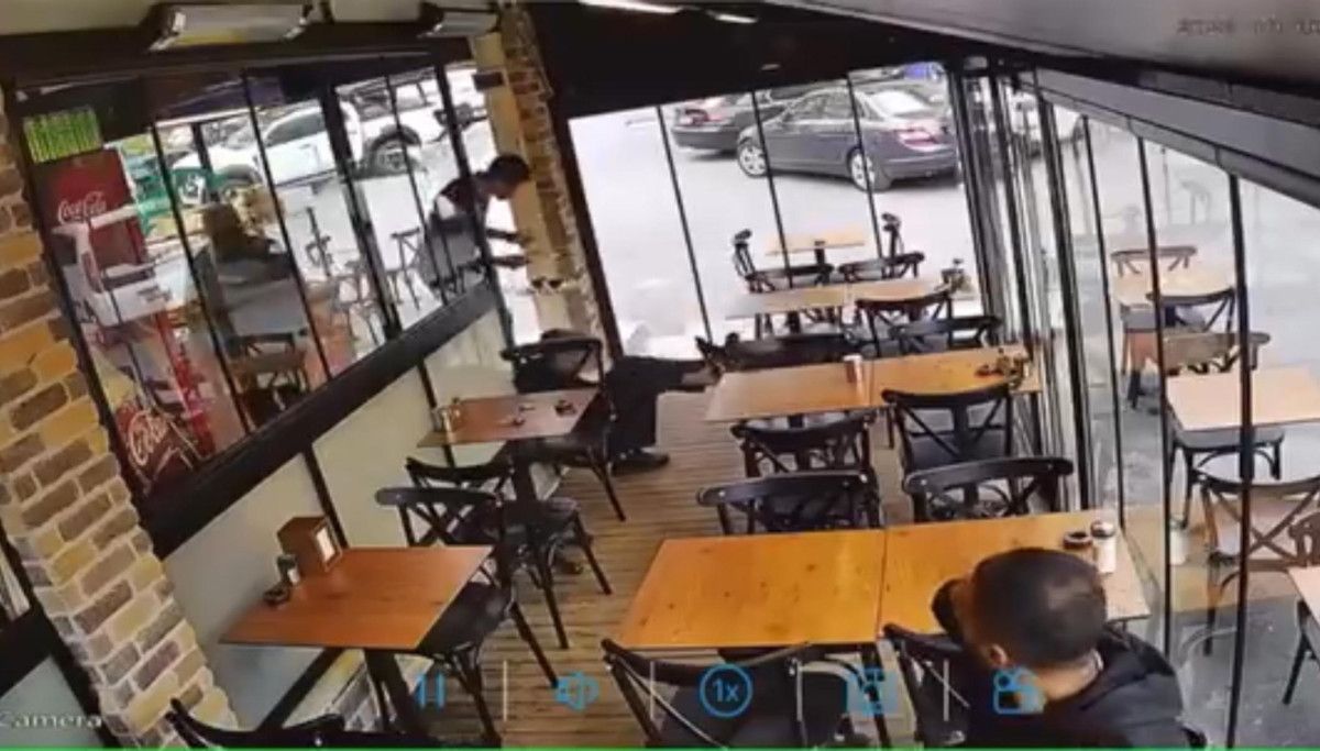 istanbulda cam kapiya carpip yaralananlar boyle goruntulendi 1