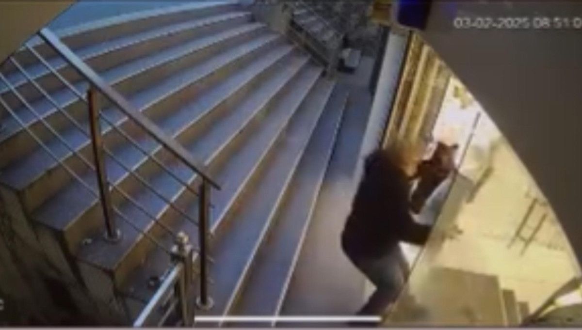 istanbulda cam kapiya carpip yaralananlar boyle goruntulendi 2 t58zNsD7