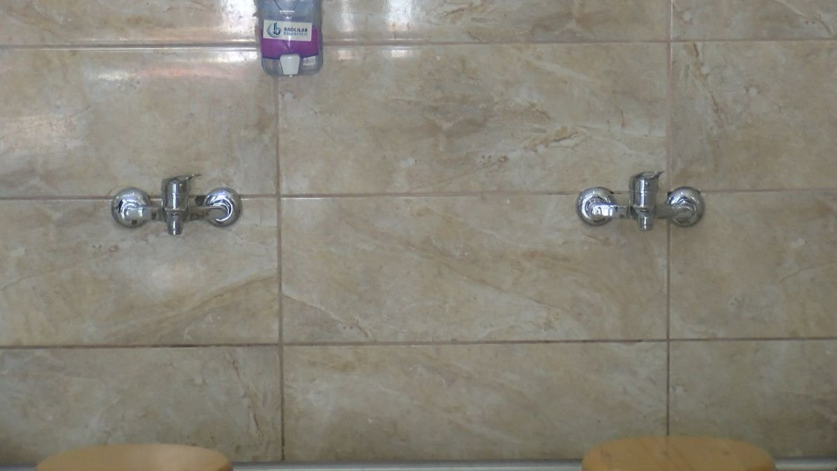 istanbulda cami sadirvaninin musluklarini ayagi ile kirip caldi 0 lQ2hvAy2