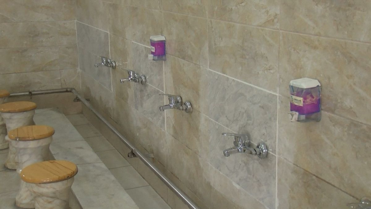 istanbulda cami sadirvaninin musluklarini ayagi ile kirip caldi 1 Jiq4cyRS