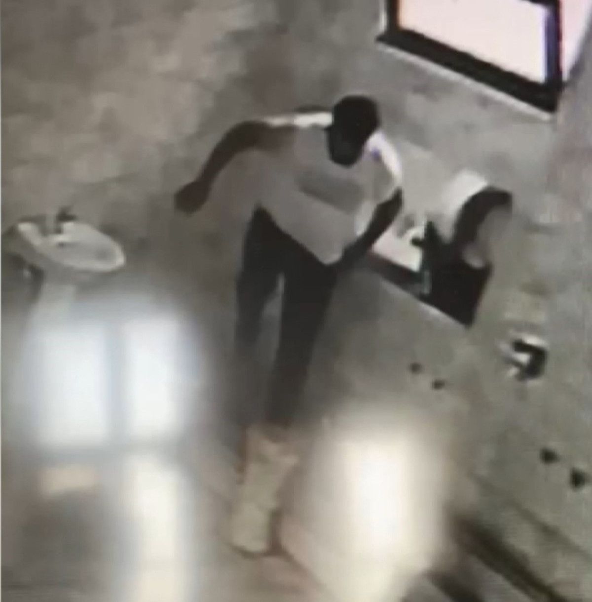 istanbulda cami sadirvaninin musluklarini ayagi ile kirip caldi 2 2QtaSMj2