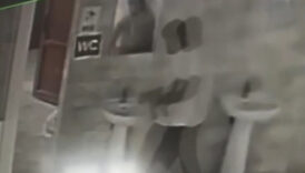 istanbulda cami sadirvaninin musluklarini ayagi ile kirip caldi YRz4FnWN