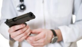 istanbulda doktor hastalara biber gazi sikip silah gosterdi pjGMOEIm