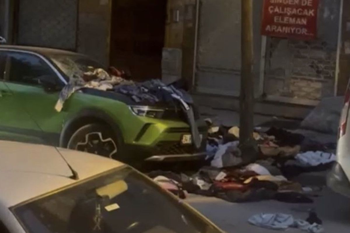 İstanbul'da evdeki eşyaları pencereden attı: 2 otomobil zarar gördü 2 istanbulda evdeki esyalari pencereden atti 2 otomobil zarar gordu 1 Pymq1ylO