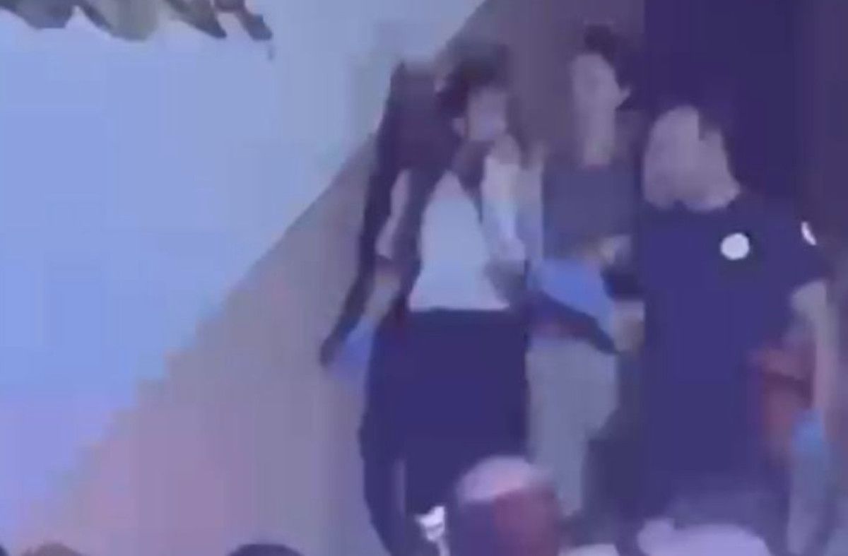 İstanbul'da evdeki eşyaları pencereden attı: 2 otomobil zarar gördü 3 istanbulda evdeki esyalari pencereden atti 2 otomobil zarar gordu 2 nPinUnat