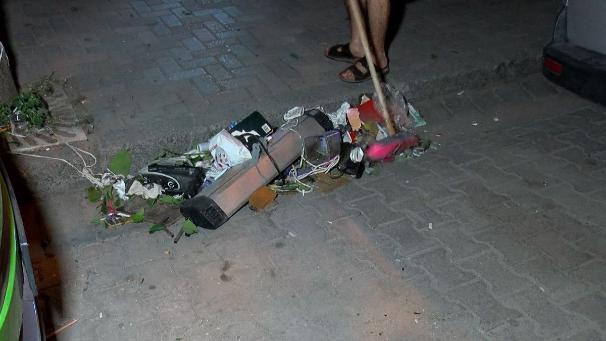 İstanbul'da evdeki eşyaları pencereden attı: 2 otomobil zarar gördü 4 istanbulda evdeki esyalari pencereden atti 2 otomobil zarar gordu 3 smqXWU1C