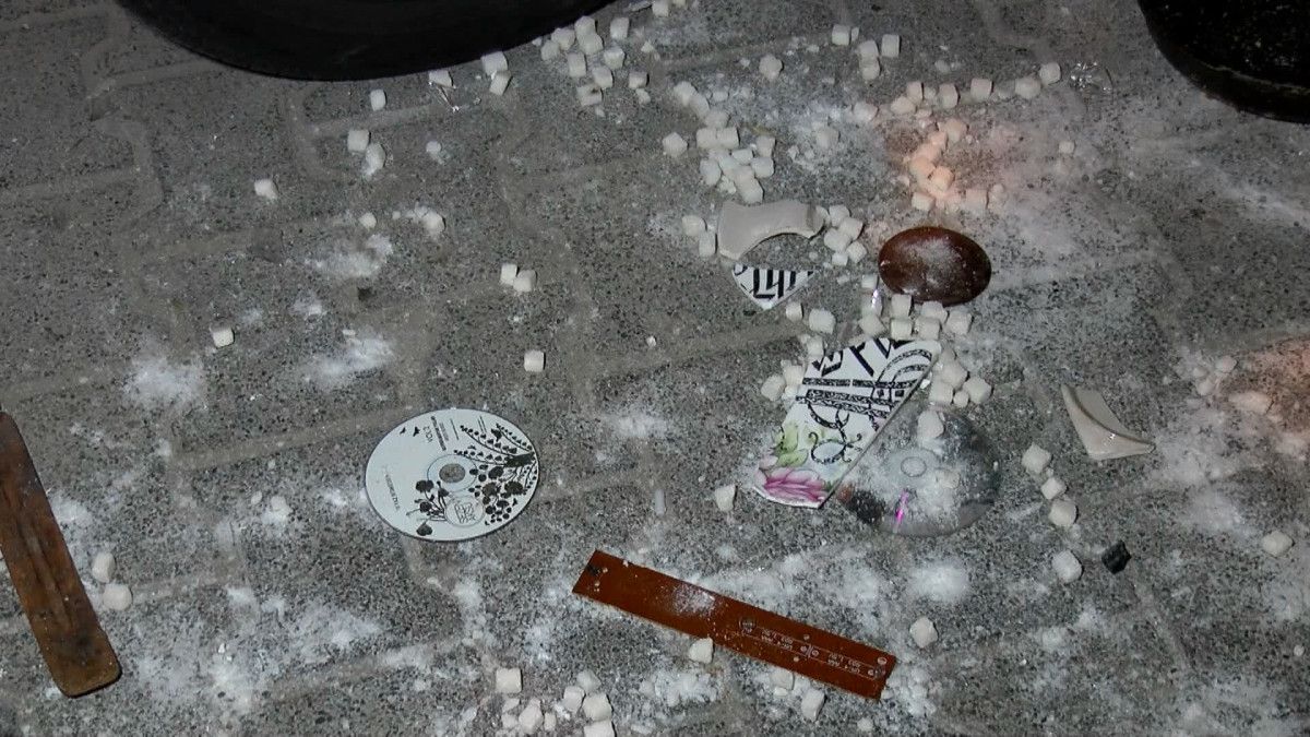 İstanbul'da evdeki eşyaları pencereden attı: 2 otomobil zarar gördü 5 istanbulda evdeki esyalari pencereden atti 2 otomobil zarar gordu 4 lOn8GFXm