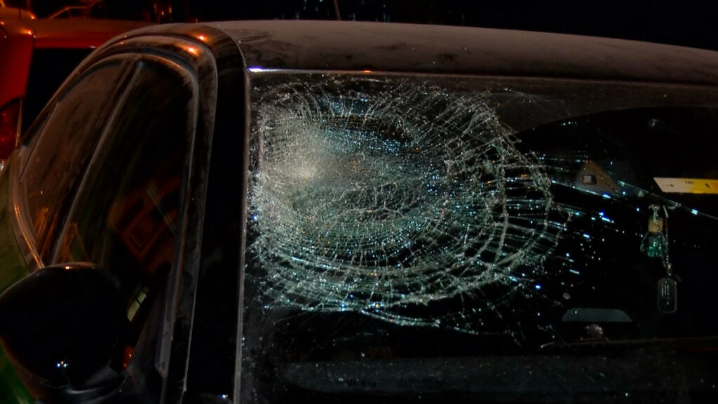 istanbulda evdeki esyalari pencereden atti 2 otomobil zarar gordu JvTAQ6Uh