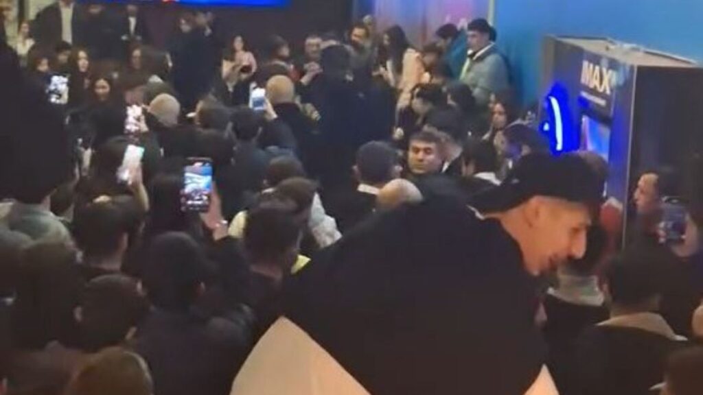 istanbulda film galasinda izdiham kavga sirasinda yangin tupu siktilar GPYhRQJc