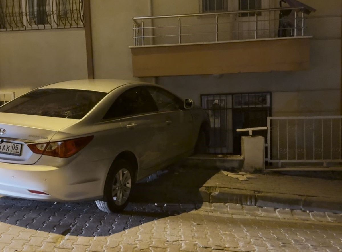 istanbulda fren yerine gaza basan surucu binaya carpti 0 c76slc7v
