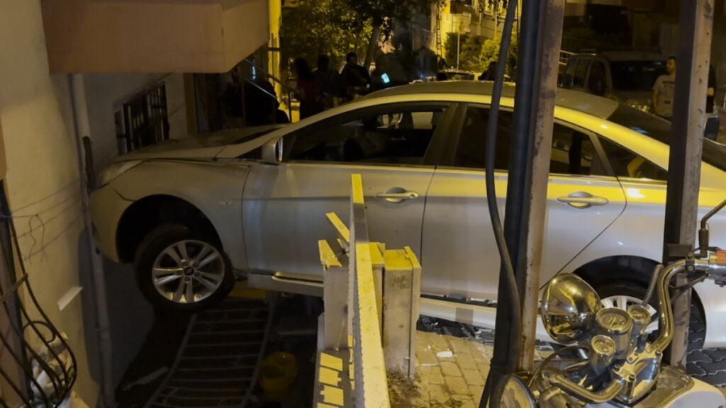 istanbulda fren yerine gaza basan surucu binaya carpti uyeRt3lt