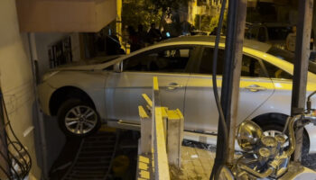 istanbulda fren yerine gaza basan surucu binaya carpti uyeRt3lt