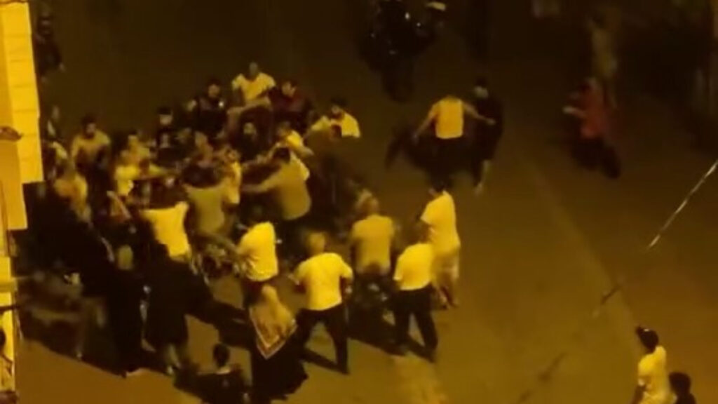 istanbulda iki aile arasinda gurultu kavgasi polisin kaskiyla komsusuna saldirdi iDttsvgU