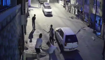 istanbulda iki grup tas ve sopalarla birbirine girdi AgLD82ld