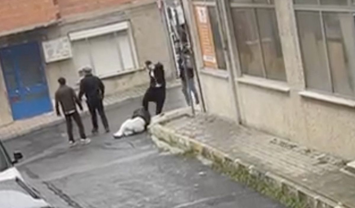 istanbulda kiz meselesi yuzunden acimasizca darbedildi 1 uuDvLJHY