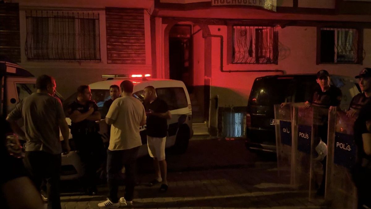 İstanbul'da komşu kavgasında kan: 1 kişi göğsünden bıçaklandı 1 istanbulda komsu kavgasinda kan 1 kisi gogsunden bicaklandi 0 FAuDLbqO