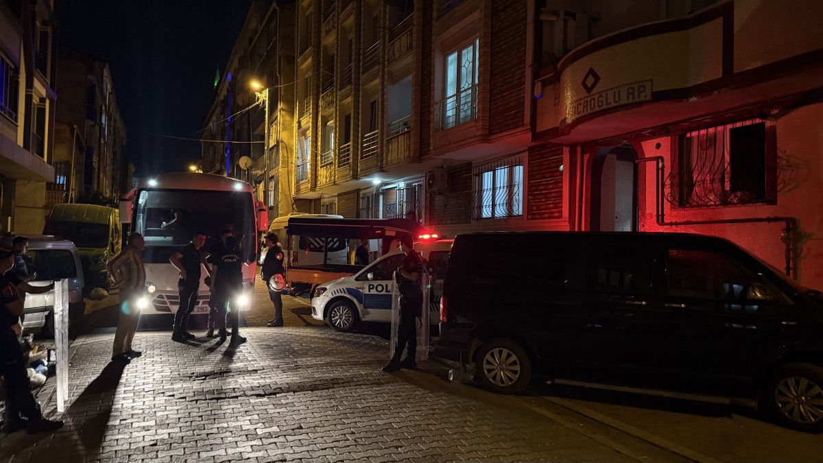 İstanbul'da komşu kavgasında kan: 1 kişi göğsünden bıçaklandı 3 istanbulda komsu kavgasinda kan 1 kisi gogsunden bicaklandi 2 vaO5chvW