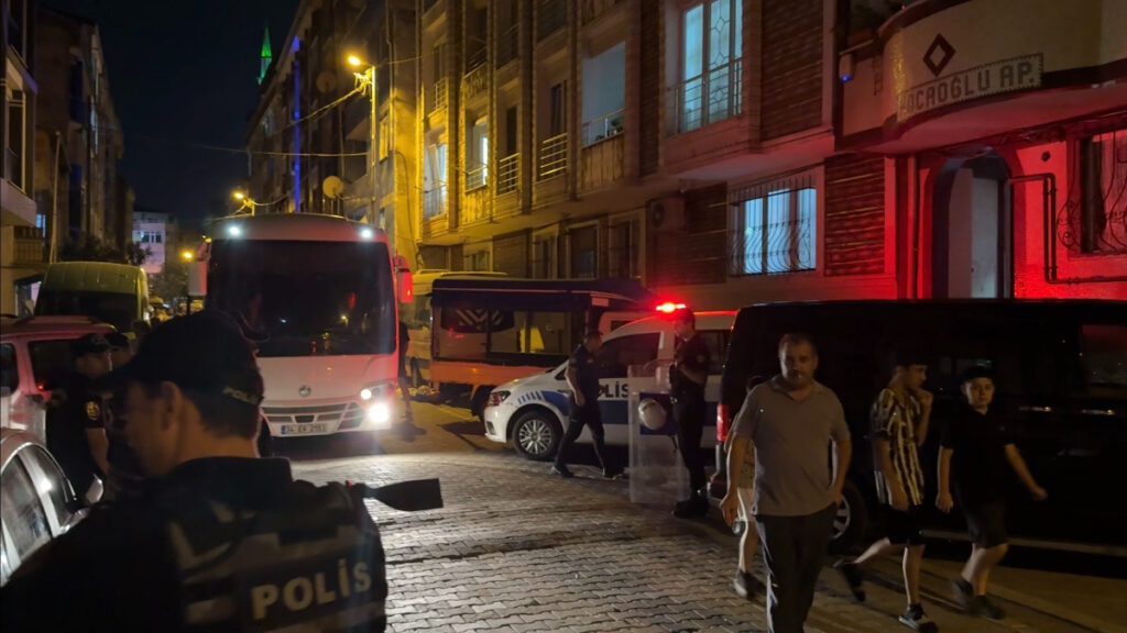 istanbulda komsu kavgasinda kan 1 kisi gogsunden bicaklandi 8htQGPfY