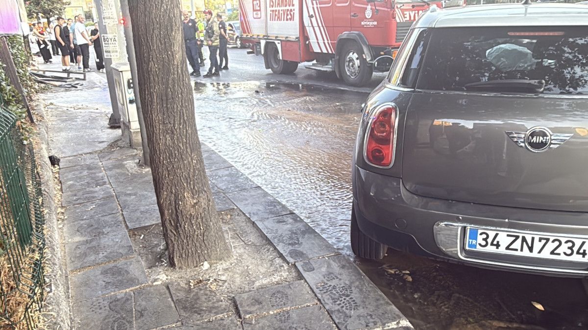 istanbulda kontrolden cikan otomobil yangin musluguna carpti 1 GXnWas2N