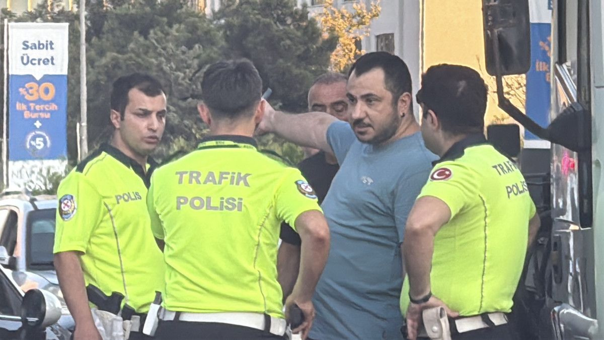 istanbulda kontrolden cikan otomobil yangin musluguna carpti 3 TwqdRNJN