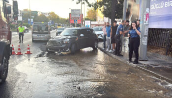 istanbulda kontrolden cikan otomobil yangin musluguna carpti DnBtWRfK