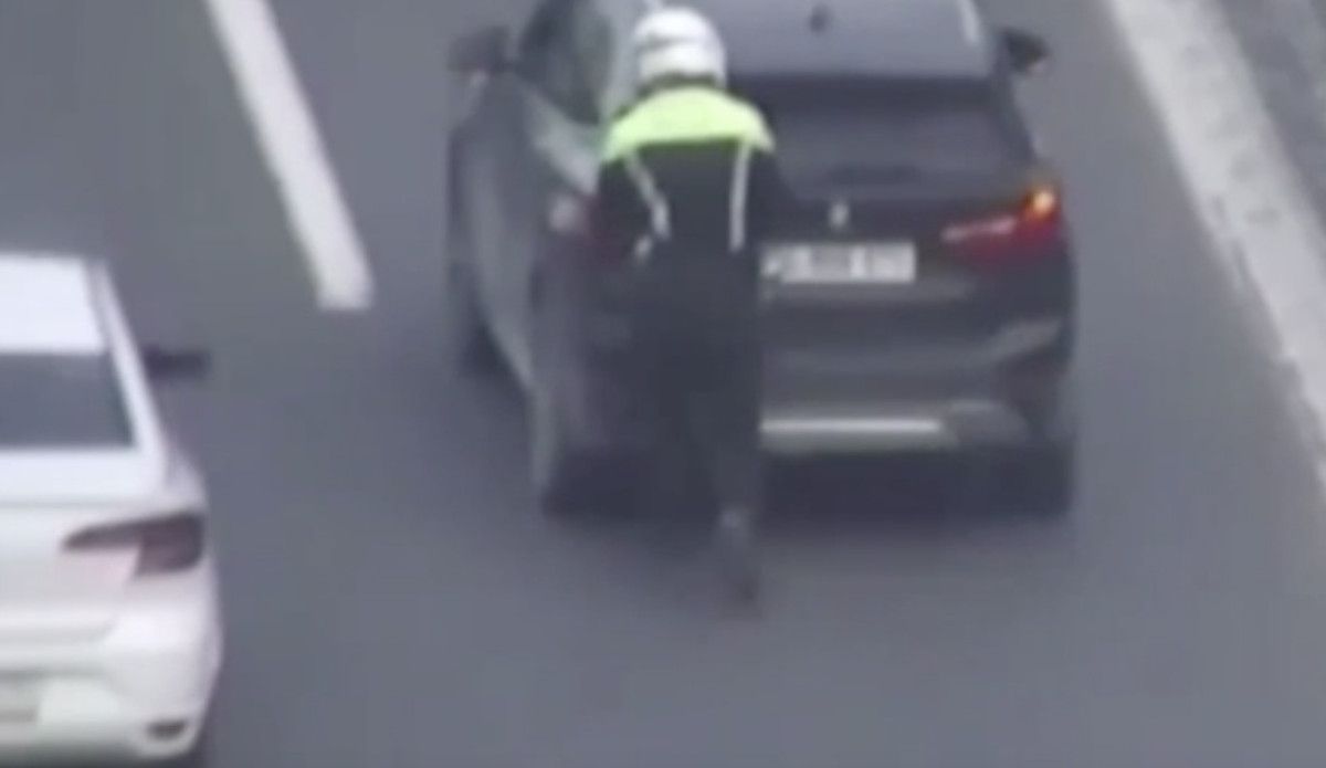 istanbulda koprude ariza yapan araci polis memuru itti 2 y5l2vbOr