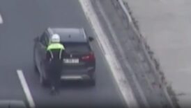 istanbulda koprude ariza yapan araci polis memuru itti ti4fRvLx