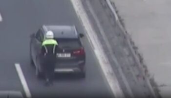 istanbulda koprude ariza yapan araci polis memuru itti ti4fRvLx