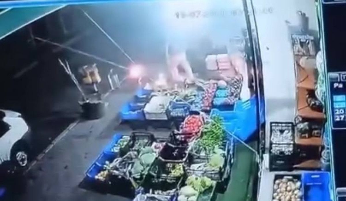 istanbulda maskeli bir sahis markete molotoflu saldiri duzenledi 0 pc7Y2SAY