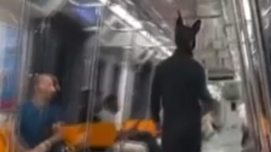 istanbulda metroda oyuncak tufekle gezen sahis yakalandi ZYg3Nhif