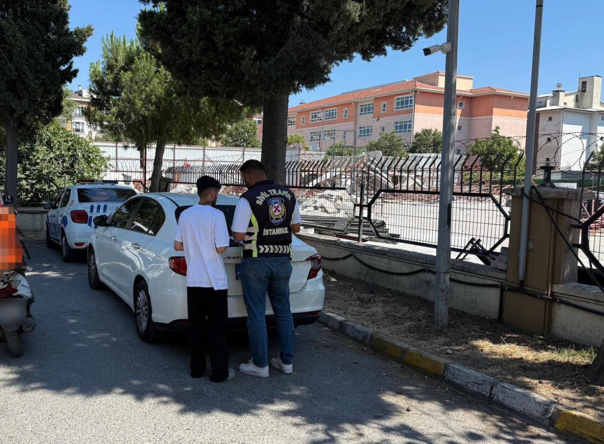 istanbulda motosikleti ile akrobatik hareketler yapan surucu cezadan kacamadi 1 vwlOTzAe