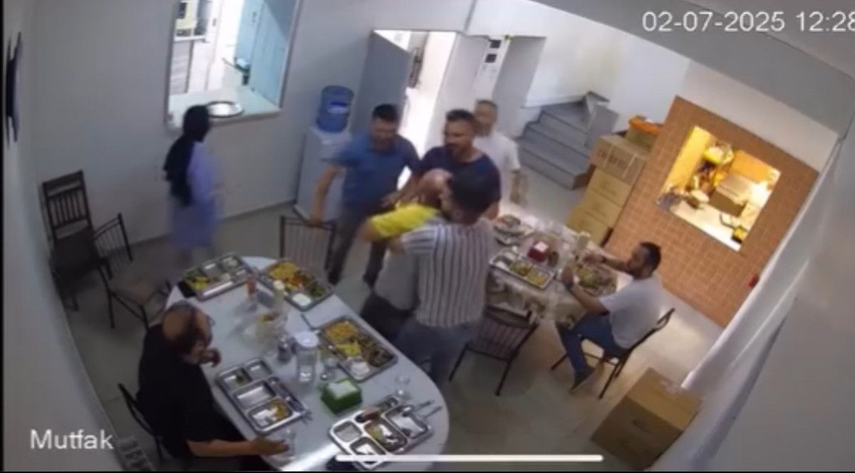 istanbulda nefes borusuna yemek kacan isci heimlich manevrasiyla kurtarildi 0 fYmUiXkS