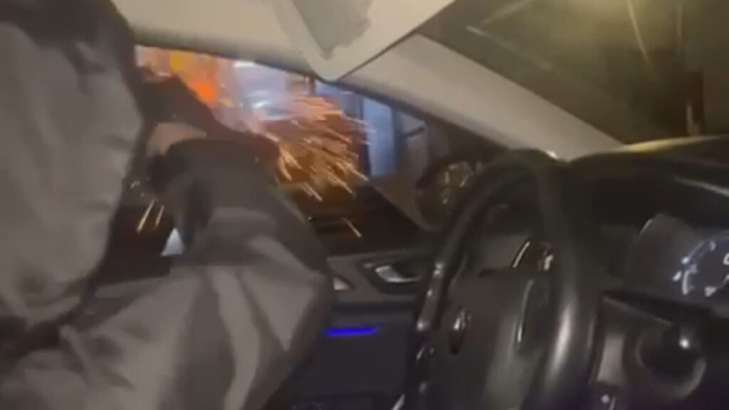 istanbulda oto galeriye kalasnikoflu saldiri kamerada 13 gozalti 7L4giKUw