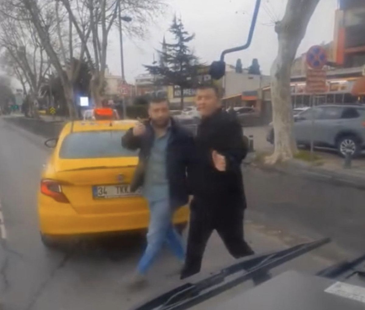 istanbulda otobusun onune kiran taksiciye yolcudan uyari polisim seni alirim 0 TGf728Yv