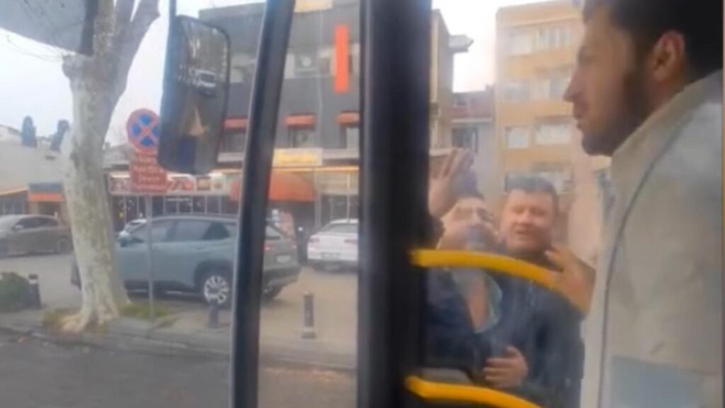 istanbulda otobusun onune kiran taksiciye yolcudan uyari polisim seni alirim 9UlCMWVy