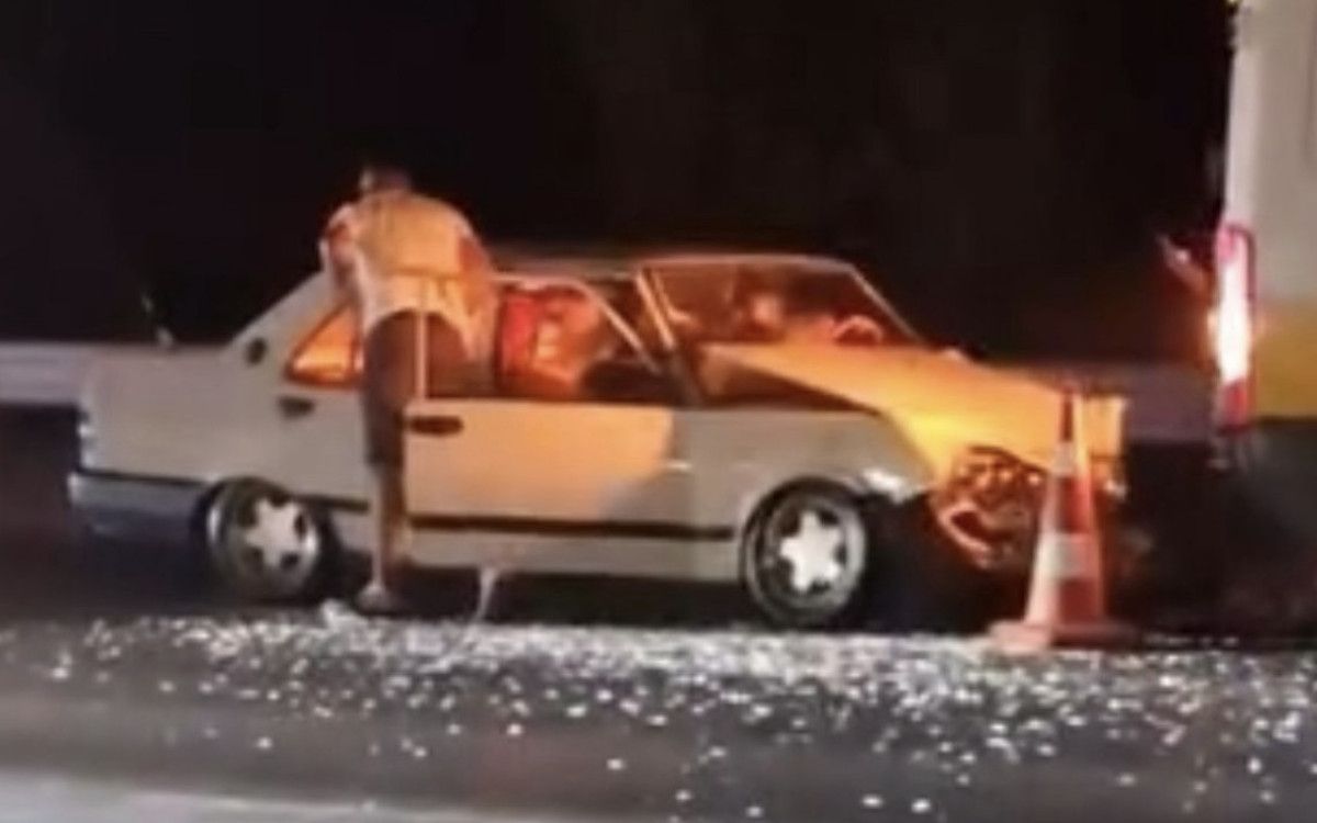 istanbulda otomobil iett yol bakim aracina carpti 1i agir 5 yarali 0 iByuZWPh