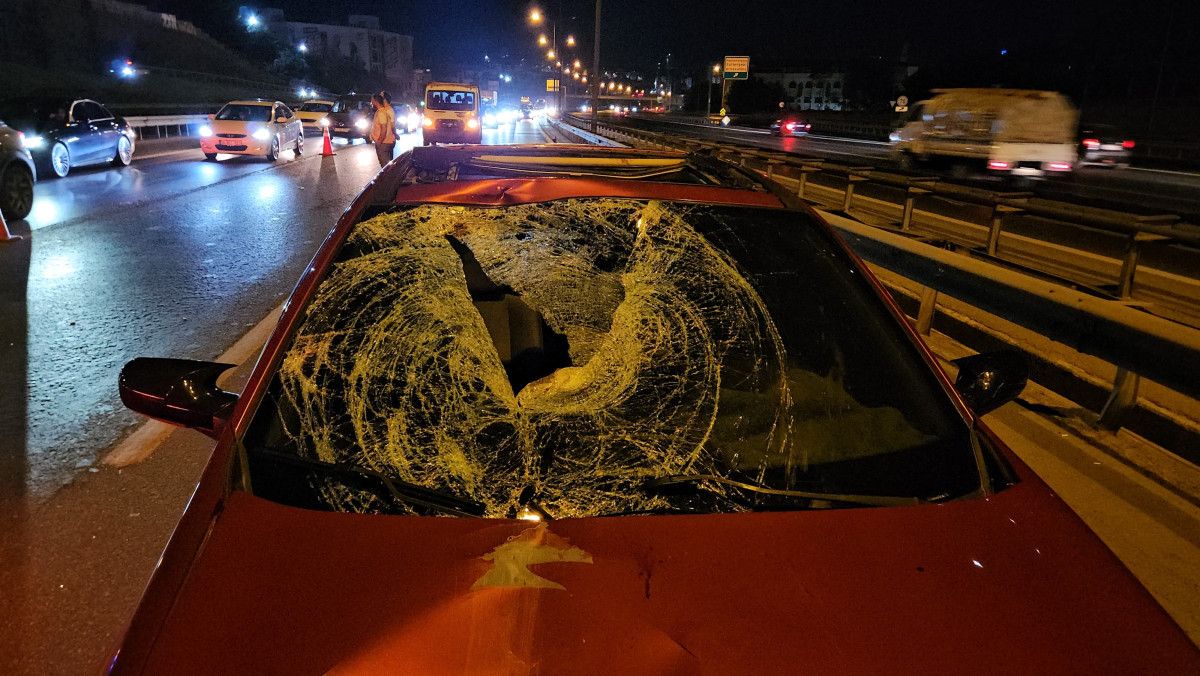 istanbulda otoyolda karsiya gecmeye calisan adam hayatini kaybetti 2