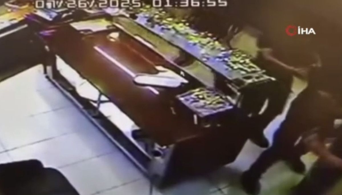 istanbulda polisin dur ihtarina uymayan supheli silahla ates acti 1 v6YNZ7qE