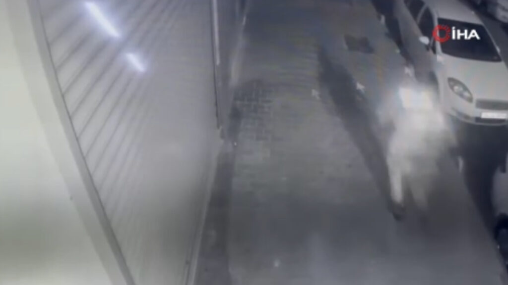 istanbulda polisin dur ihtarina uymayan supheli silahla ates acti sTzO7UCP