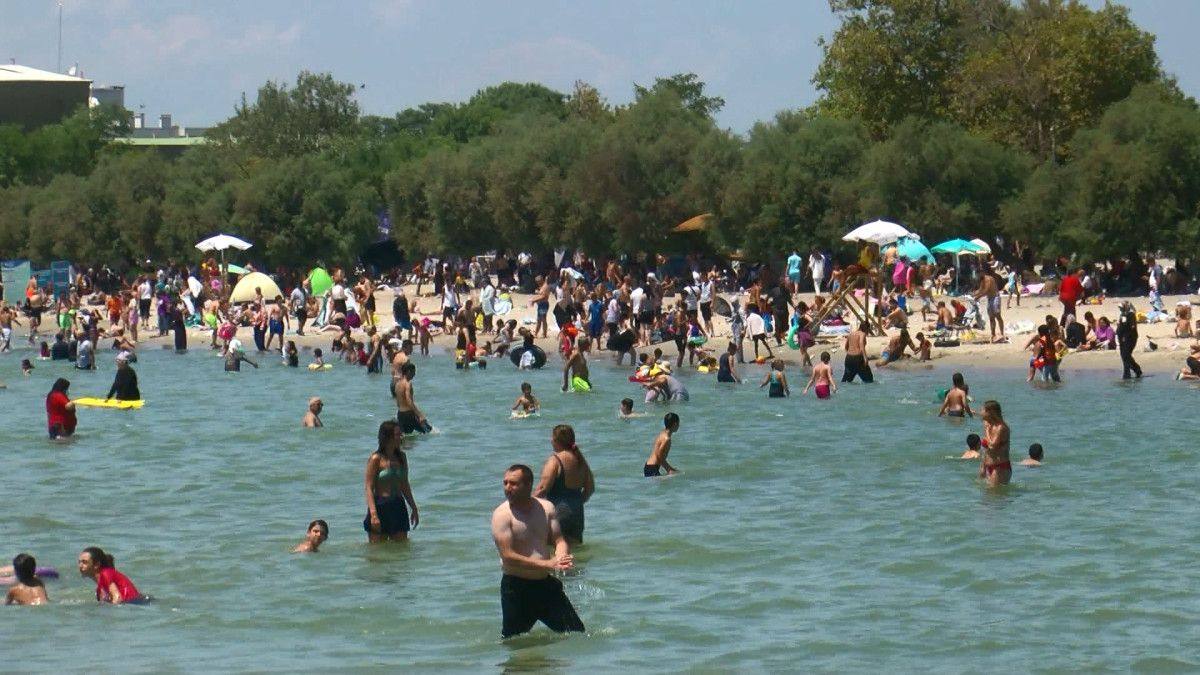 istanbulda sicak hava etkisini gosterdi vatandaslar menekse plajina akin etti 0 vEJ78Ybu